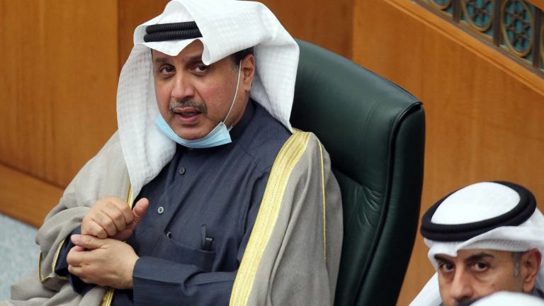 أمير الكويت يقبل استقالة وزيري الدفاع والداخلية