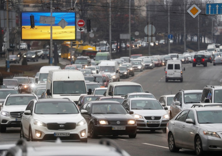طوابير طويلة على شوارع المرور الرئيسية خارج العاصمة الأوكرانية حيث فر السكان بالسيارة.
