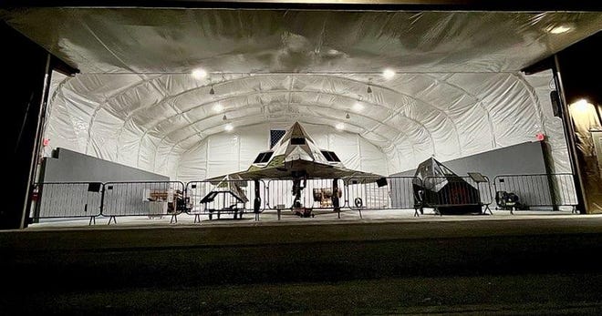 ستكون الطائرة F-117 Nighthawk # 833 قابلة للعرض على زوار متحف بالم سبرينغز للطيران في أبريل.  استغرقت عملية الحصول على الطائرة الشبحية وبناء حظيرتها أربع سنوات.