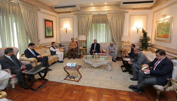 رئيس الوزراء شهباز شريف يعقد اجتماعا لمراجعة مشروع PKLI.  الصورة: تويتر