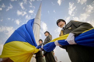العلم الوطني الأوكراني يلوح أمام نصب الاستقلال في وسط كييف مع استمرار هجوم روسيا على أوكرانيا ، 24 أغسطس 2022. (رويترز)