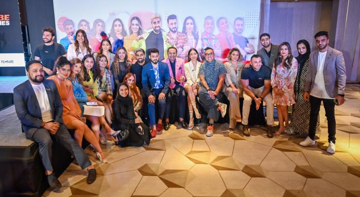 رضوان ساجان ، رئيس مجلس إدارة مجموعة الدانوب ، مع فريقه والمؤثرين المقيمين في دبي خلال إطلاق حملة